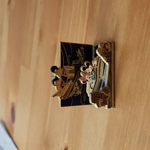 Disney 3D Diorama Pin Mickey & Minnie riding Pirates of the Caribbean 2007